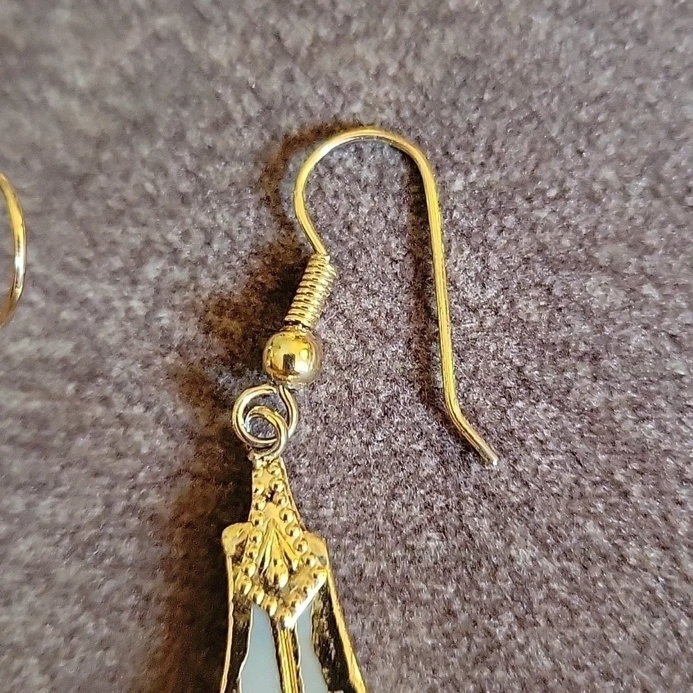 Vtg Estate Gold Plated Art Deco Mother of Pearl Leaf Earrings